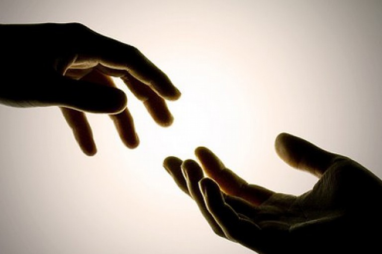 incontro_di_mani_cena_sensoriale_civico30